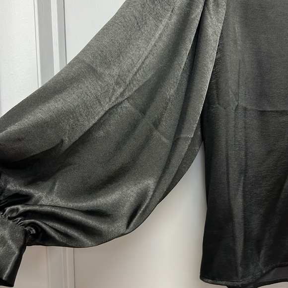 Vine & Love Women’s Satin Finish Long Flouncy Sleeved Blouse Size Small - Picture 2 of 10